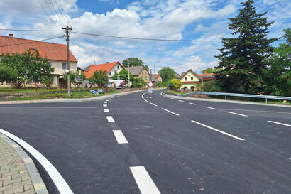 Otevírá se silnice v Dolním Újezdu, křižovatka je bezpečnější