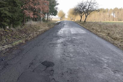 Poškozená silnice z Hradce nad Svitavou do Vendolí čeká na opravu, kraj jedná s ŘSD