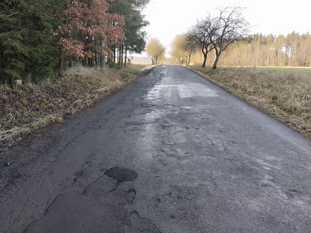 Poškozená silnice z Hradce nad Svitavou do Vendolí čeká na opravu, kraj jedná s ŘSD