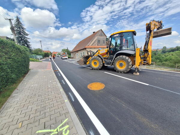 Otevírá se silnice v Dolním Újezdu, křižovatka je bezpečnější