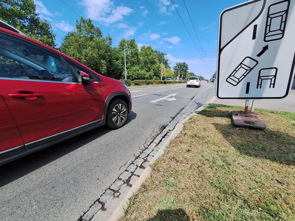 Nové cedule na Wonkáči připomínají řidičům pravidla zipování