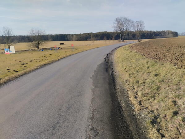 Poškozená silnice z Hradce nad Svitavou do Vendolí čeká na opravu, kraj jedná s ŘSD