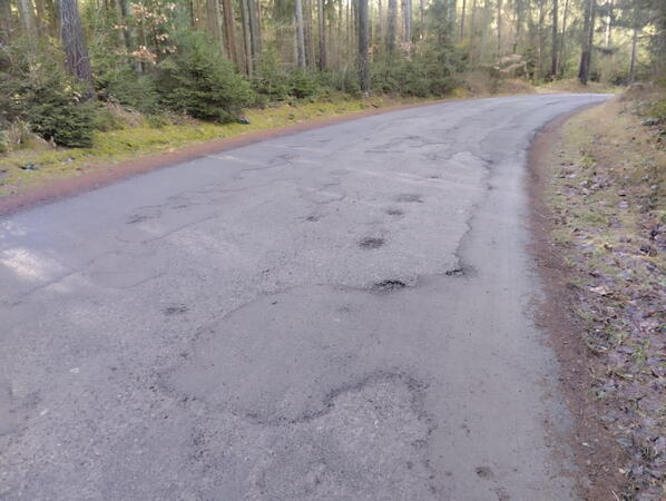 Poškozená silnice z Hradce nad Svitavou do Vendolí čeká na opravu, kraj jedná s ŘSD